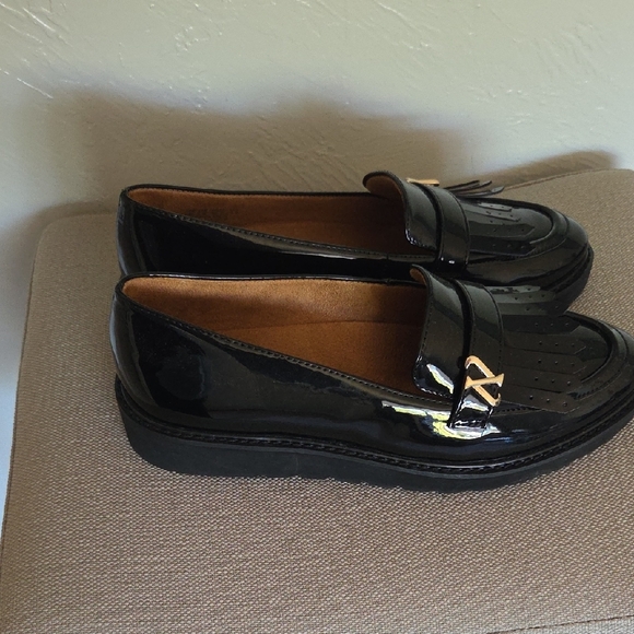 Naturalizer Black and Gold Flats with Classic Loafer Design - Picture 4 of 6